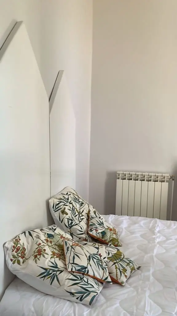 Chambre Le Saut du Lièvre — lit double, décoration authentique Larzac